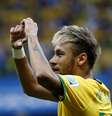 <p>Neymar comemora gol marcado na&nbsp;vit&oacute;ria sobre Camar&otilde;es</p>  Foto: Ricardo Matsukawa / Terra