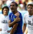 Chiellini mostra marca da mordida de Suárez  Foto: Reuters