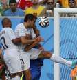 <p>Em grande temporada, Diego Godín foi o herói uruguaio que deu classificação para as oitavas de final e eliminou a Itália</p>  Foto: Reuters
