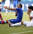 <p>Jogadores uruguaios defenderam Su&aacute;rez com veem&ecirc;ncia ap&oacute;s a partida</p>  Foto: Reuters