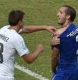 <p>Chiellini foi mordido por Suárez em lance na grande área</p>  Foto: AFP