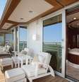 <p>Suite Owner dos navios Marina e Riviera contam com banheiras com vista para o mar</p>  Foto: Oceania Cruises/Divulgação