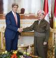 <p>O presidente curdo Masud Barzani cumprimenta o secretário de Estado  americano, John Kerry, no palácio presidencial em Arbil, capital da região autônoma do Curdistão, norte do Iraque, em 24 de junho </p>  Foto: Reuters