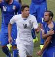 Chiellini reclama de ter sido mordido por Suárez durante partida contra o Uruguai em Natal. 24/06/2014.  Foto: Carlos Barria / Reuters
