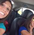 <p>Oito minutos antes do acidente, a jovem tirou e publicou uma selfie animada ao lado de sua amiga, que dirigia o carro</p>  Foto: KCTV / Reprodução