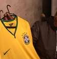 Sueli guarda camisa do Brasil que filho queria usar na Copa  Foto: BBC Mundo