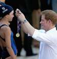 Príncipe Harry distribuiu medalhas às crianças que se apresentaram nas piscinas  Foto: Getty Images 
