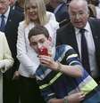 <p>Imagem do garoto ao lado da rainha foi compartilhada por diversos internautas</p>  Foto: AP