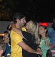 <p>Susana Vieira e Sandro Pedroso trocaram carinhos durante jogo da Seleção Brasileira</p>  Foto: Divulgação