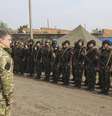 <p>Presidente ucraniano, Petro Poroshenko cumprimenta soldados em um quartel perto Svyatogorsk, no leste da Ucrânia, em 20 de junho</p>  Foto: Reuters