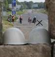 <p>Mulheres se aproximam&nbsp;de um ponto de fronteira perto da cidade de Kramatorsk, regi&atilde;o de Donetsk, no leste da Ucr&acirc;nia, nesta ter&ccedil;a-feira, 24 de junho</p>  Foto: AP