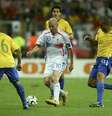Mesmo veterano, Zidane comandou a França na vitória sobre o Brasil na Copa de 2006. Craque foi considerado o melhor jogador da competição  Foto: Getty Images
