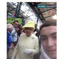 Jovem forneceu ao canal de ITV News selfie que tirou com a Rainha Elizabeth II  Foto: ITV News / Reprodução