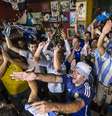 <p>Torcedores argentinos aproveitaram a menor distância e foram em peso para Porto Alegre acompanhar a seleção</p>  Foto: Bruno Santos / Terra