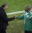 Keshi cumprimenta o português Carlos Queiroz, treinador do Irã  Foto: AP