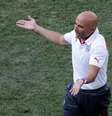 <p>Técnico Jorge Sampaoli brincou com o que chamou de "espionagem" durante o treino do Chile de quinta-feira</p>  Foto: Paulo Whitaker / Reuters