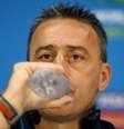 <p>Paulo Bento, técnico de Portugal, não gostou de ter o Mané Garrincha vetado para reconhecimento de gramado</p>  Foto: Andres Stapff / Reuters