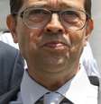 <p>Na foto, o ex-m&eacute;dico da emerg&ecirc;ncia do hospital de Bayonne,&nbsp;Nicolas Bonnemaison, chega ao&nbsp;tribunal de Pau, sudoeste da Fran&ccedil;a, para o primeiro dia de seu julgamento, em 11 de junho</p>  Foto: AP
