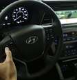 <p>Demonstração do Android Auto, sistema do Google para carros, em junho</p>  Foto: AP