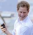 <p>Fotos privadas do príncipe Harry já se tornaram virais nas erdes sociais em diversas ocasiões</p>  Foto: AP