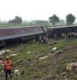 <p>Equipes de resgate trabalham no descarrilamento do trem Rajdhani Express, no distrito de Saran, estado de Bihar, na Índia, nesta quarta-feira, 25 de junho</p>  Foto: AFP
