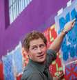 <p>Harry ajudou a pintar uma fachada com algumas das pessoas que durante meses estiveram responsáveis por decorar a comunidade</p>  Foto: MARCOS MENDEZ / EFE
