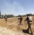<p>Membros da forças de segurança do Iraque combatem insurgentes do grupo militante sunita Estado Islâmico do Iraque e do Levante na aldeia de Ibrahim bin Ali, a oeste de Bagdá, em 24 de junho</p>  Foto: Reuters