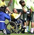 A Seleção Brasileira causou frisson ao treinar nesta quarta-feira. Os jogadores atenderam aos fãs, tiraram fotos, e interagiram com algumas crianças. Os atletas já se preparam para a próxima partida no próximo sábado, que ocorre no Estádio Mineirão, em Belo Horizonte, contra o Chile  Foto: Nóbrega / Vipcomm