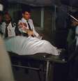 <p>Os membros da tripula&ccedil;&atilde;o de um avi&atilde;o Pakistan International Airlines s&atilde;o vistos ao lado do corpo de uma passageira&nbsp;que n&atilde;o resistiu e morreu&nbsp;em um hospital em Peshawar, em 25 de junho</p>  Foto: Reuters