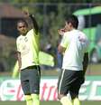 Pauilnho e Fernandinho treinam lado a lado  Foto: Mário Farche/Mowa Press / Divulgação