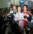 A recém-nascida Bárbara com sua mãe no hospital Santa Casa  Foto: Santa Casa de Misericórdia de Porto Alegre / Divulgação