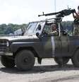 <p>Um grupo de soldados ucranianos avançam sobre uma aldeia de Dovgenke, na região de Donetsk, leste da Ucrânia, em 24 de junho</p>  Foto: AP