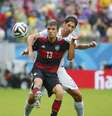 Em disputa pela bola, americano Omar Gonzalez segura Müller, da Alemanha  Foto: Laszlo Balogh / Reuters