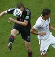 Mertesacker e Bedoya lutam pela bola durante jogo entre Alemanha e Estados Unidos  Foto: Ruben Sprich / Reuters