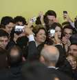 Dilma Rouseff tira fotos com estudantes após a cerimônia de lançamento da segunda etapa do Programa Ciência sem Fronteiras  Foto: Valter Campanato / Agência Brasil