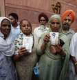 <p>Parentes mostram fotos de trabalhadores indianos que foram sequestrados no Iraque, após uma reunião com o ministro do Exterior da Índia Sushma Swaraj, em Nova Déli, em 19 de junho</p>  Foto: Reuters