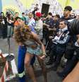 <p>Durante a visita de Harry à Cracolândia, civis e policiais que faziam um cordão de isolamento, tiveram de conter alguns usuários que estavam exaltados e tentaram furar o esquema de segurança</p>  Foto: Bruno Santos / Terra