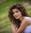 Vanessa Giácomo aposta em cachos definidos e mechas discretas  Foto: Divulgação/ TV Globo
