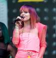 Lily Allen com look ousado durante apresentação em Glastonbury   Foto: Ian Gavan  / Getty Images 