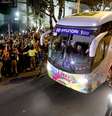 <p>Com grande apoio da torcida, Seleção Brasileira chega a hotel em Belo Horizonte, onde enfrenta o Chile no sábado</p>  Foto: Ricardo Matsukawa / Terra