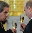 <p>Putin e Anselmo Tettamanti brindam em evento  que concedeu carta a embaixadores na Rússia, no palácio Grand Kremellin</p>  Foto: AP