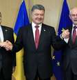 <p>O presidente ucraniano, Petro Poroshenko, posa com o presidente da Comissão Européia, José Manuel Barroso (à esquerda), e o presidente do Conselho Europeu, Herman Van Rompuy (à direita), durante reunião do grupo europeu em Bruxelas, em 27 de junho</p>  Foto: AP