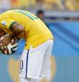 <p>Neymar beija a bola antes de bater o último pênalti do Brasil</p>  Foto: Ricardo Matsukawa / Terra