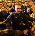 <p>Manifestantes contrários à realização da Copa do Mundo fazem protesto na praça Saens Peña, na Barra da Tijuca, zona norte do Rio de Janeiro</p>  Foto: Daniel Ramalho / Terra