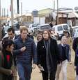<p>Harry caminha ao lado de&nbsp;membros da organiza&ccedil;&atilde;o n&atilde;o-governamental Techo&nbsp;em Valpara&iacute;so, no Chile, em 28 de junho</p>  Foto: Eliseo Fernandez / Reuters