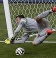 <p>Terço de Victor deu sorte e Júlio César foi decisivo na disputa de pênaltis contra o Chile, nas oitavas de final da Copa do Mundo</p>  Foto: Leonhard Foeger / Reuters