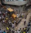 <p>Equipes de resgate retiram o corpo de uma vítima entre os escombros de um edifício que desabou em Nova Deli, Índia, em 28 junho</p>  Foto: AP