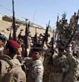 <p>Membros das for&ccedil;as de seguran&ccedil;a iraquianas celebram&nbsp;perto de militantes&nbsp;do Estado Isl&acirc;mico do Iraque e do Levante&nbsp;mortos durante confrontos,&nbsp;nos arredores da cidade de Samarra, em 26 de junho&nbsp;</p>  Foto: Stringer / Reuters