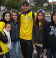 Mário levou os filhos para conhecerem o espaço da Fan Fest em Porto Alegre  Foto: Daniel Favaro / Terra