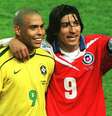 Ronaldo e Zamorano se abraçam durante confronto das oitavas de final da Copa de 1998; Brasil venceu por 4 a 1  Foto: AP